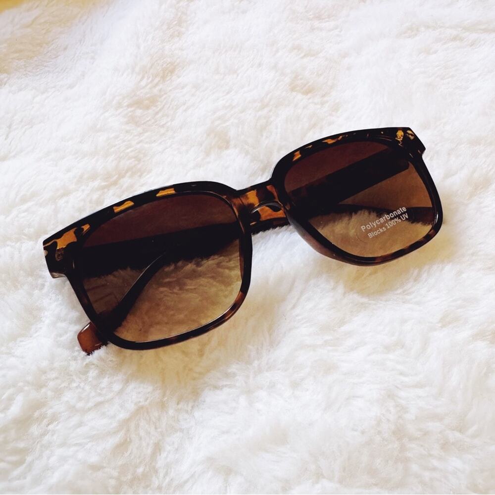 Octavia Tortoise Brown Oversized Chic Sunglasses - Picture 3 of 10